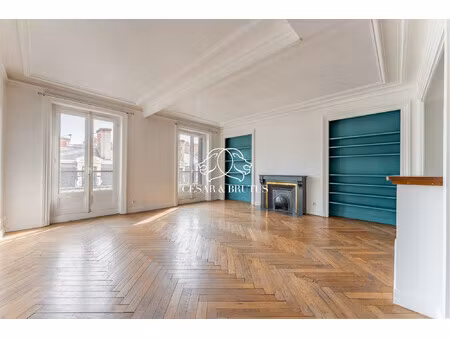 prestige grolée : splendide t3 bourgeois avec balcon et cachet