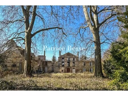 en bourgogne  près de beaune  les vestiges du château de cussigny  imh du 18e s.  entouré.