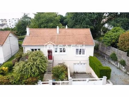 pavillon sur sous-sol 117m²  3 chambres  700m² de terrain.
