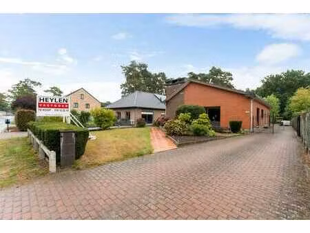 maison basse (185 m2) avec 4 garages arrière à vendre !