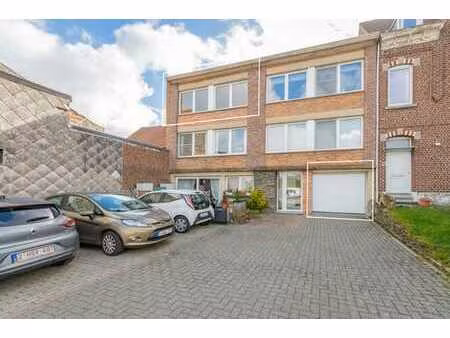 appartement à potentiel  2 chambres et parking à hal