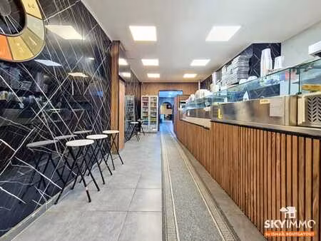 commerce ±200 m² avec arrière-bâtiment à aménager