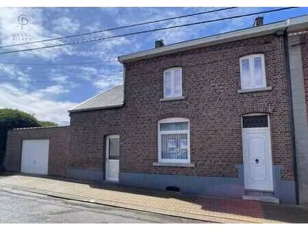 halfopen bebouwing met drie slaapkamers  garage en ruime ...