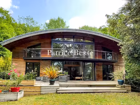 à l'ouest de paris dans les yvelines  sur un terrain de 6 000 m²  une maison contemporaine