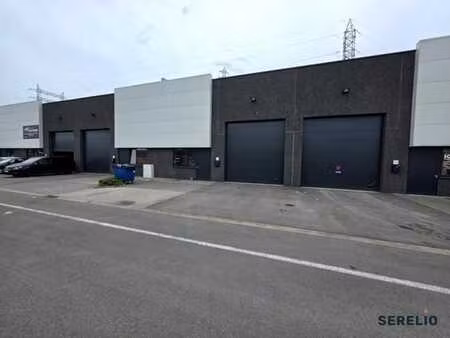 entrepôt de ± 240 m² avec 4 emplacements de parking