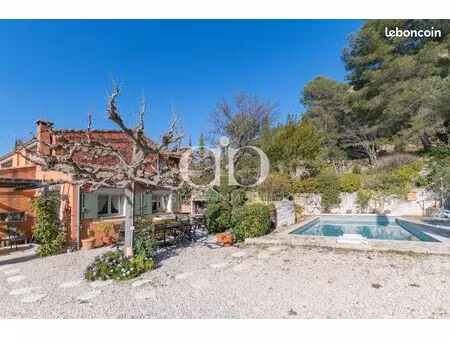 propriété 6 pièces 196 m²