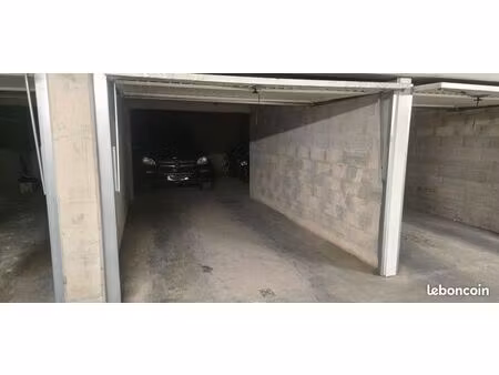 grand garage 36 m² double voitures + 2 motos / rangement
