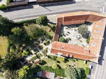 ferme en carré de caractère avec magnifique jardin!