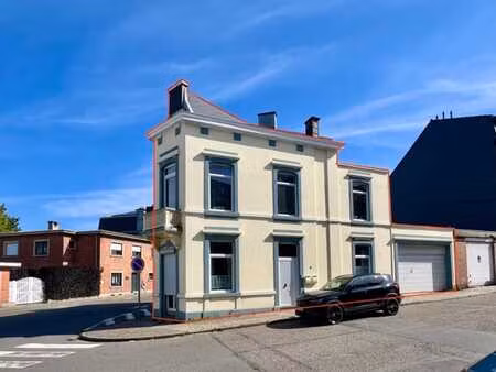 bel immeuble de 2 appartements