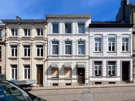 bel immeuble de 2 appartements