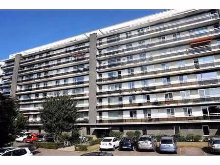 deels gemeubeld appartement met garagebox en kelder
