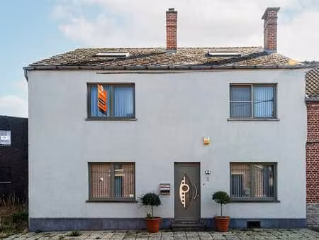 maison 3 façades de 4 chambres avec garage et jardin!