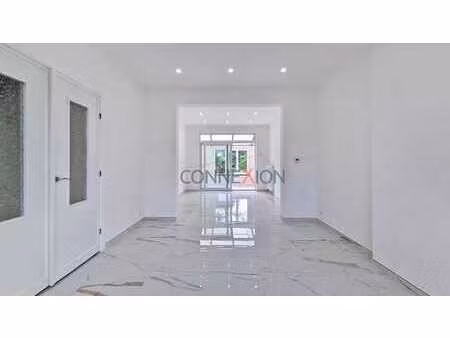 maison entièrement rénovée avec garage et passage latéral