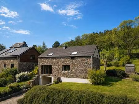 maison 4 façades en pierre avec jardin et terrasse