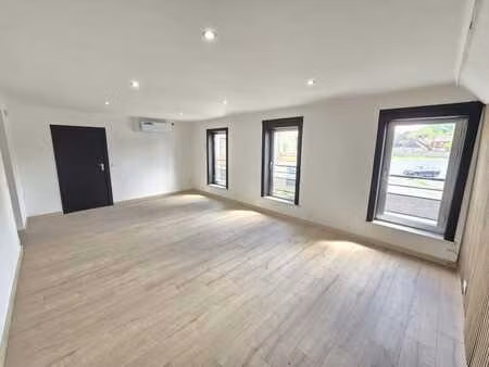 appartement rénové avec une grande terrasse