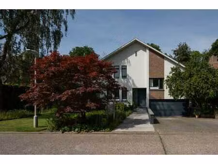 maison d'architecte dans un quartier calme et verdoyant