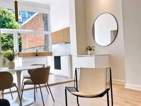 appartement rénové 2 chambres avec jardin de 150 m²–fragnée