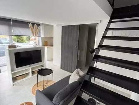joli studio entièrement rénové  aménagé et meublé.