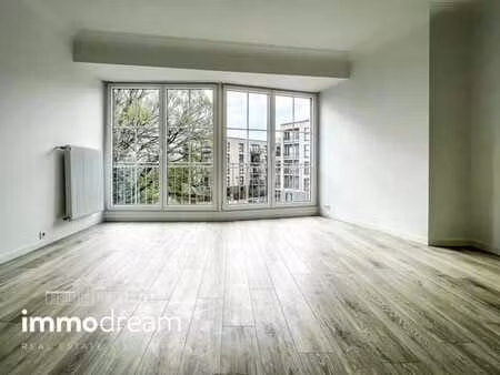 delta: bel appartement rénové 2 ch + terrasse