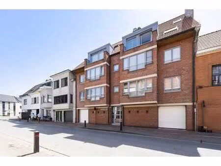 grand appartement duplex à vendre avec terrasse ensoleillée!