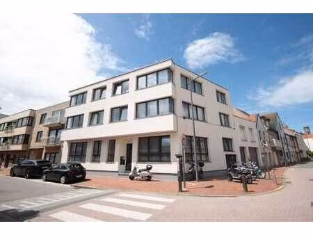 cinq appartements avec parkings intérieurs dans un quartier
