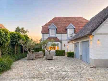 villa unique à vendre  très calme et située à deux pas du...