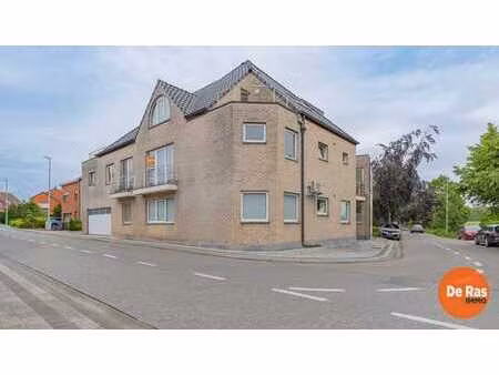 uitbergen - instapklaar éénslaapkamerappartement met carport