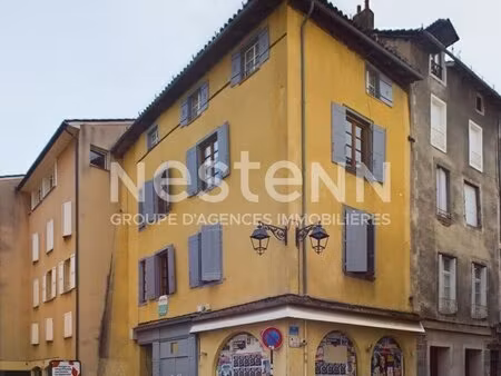 aurillac centre ville  à vendre immeuble sur 3 niveaux avec garage  à rénover.