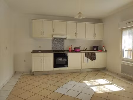 appartement 2 chambres + grande terrasse + place parking 8 min epernon
