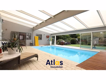 maison niort 9 pièces 243.69 m2 avec piscine intérieure