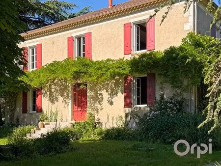 sur une parcelle de plus de 11 hectares  maison de caractère avec ses dépendances