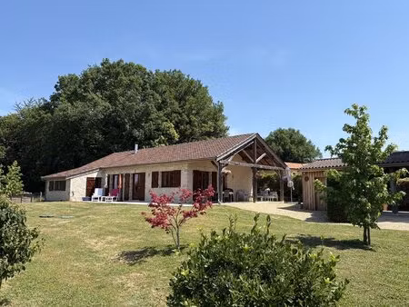 a quelques kilomètres de montignac  maison de plain-pied  en parfait  état  situé au calme