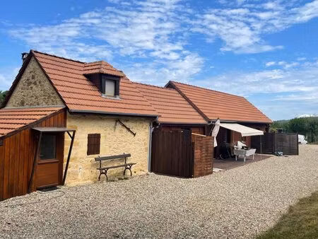 en périgord noir  sur les hauteurs de montignac  maison rénovée sur environ 1900 m² de...