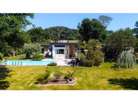 villa d'architecte lumineuse avec piscine et jardin arboré