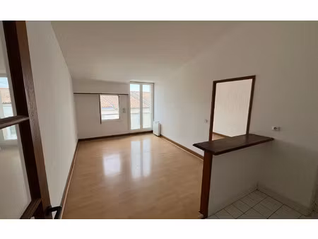 location appartement  m² t-2 à la rochelle  730 €