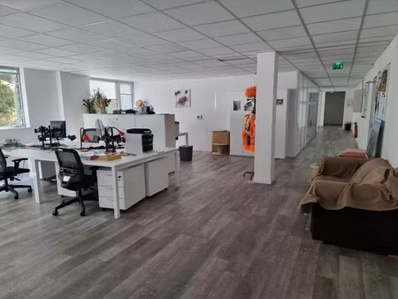 location bureaux 305 m² à 622 m²