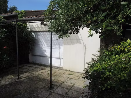 location locaux professionnels 31.38 m² à la rochelle (17000)  650 €
