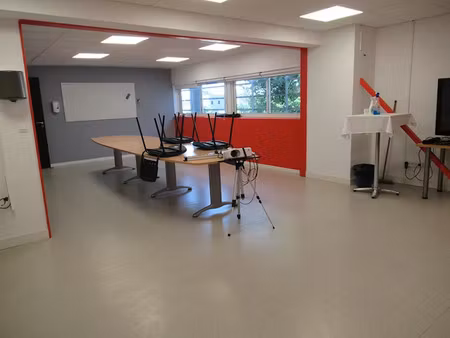 location locaux professionnels 3 pièces 151.79 m² à perigny (17180)  1 490 €