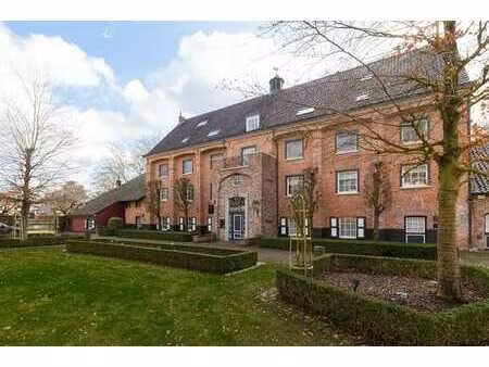 appartement moderne en duplex au troisième étage d'un immeub
