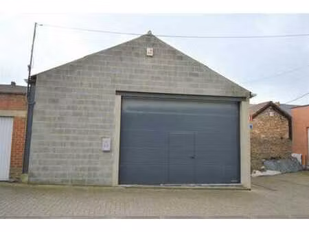 grand entrepôt de +/-200m² idéalement situé