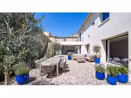 réécriture contemporaine d'une maison de village avec cour
