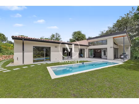 villa t4 contemporaine avec piscine au coeur d'un cadre verdo