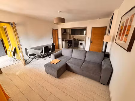 nimes - meublé -p2 de 45 m2 avec loggia  balcon + parking en ss