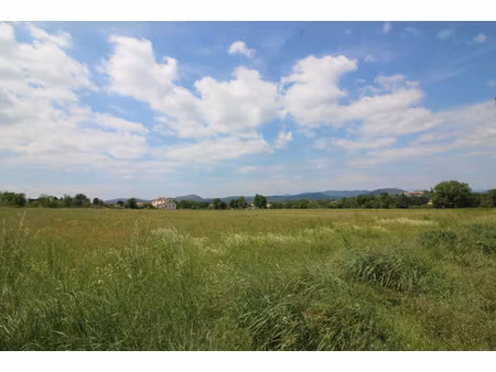 terrain 17000 m2.