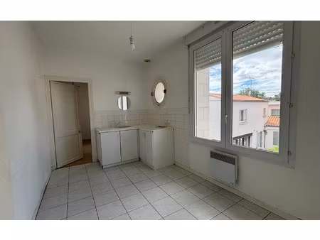 location appartement  m² t-2 à la rochelle  660 €