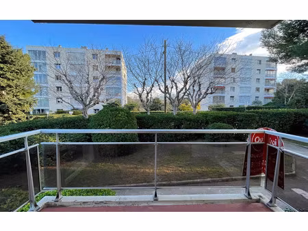 location appartement  m² t-2 à marseille 8  825 €