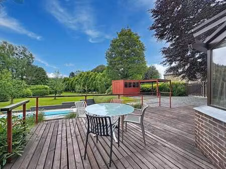 superbe chalet avec piscine et superbes espaces extérieurs.