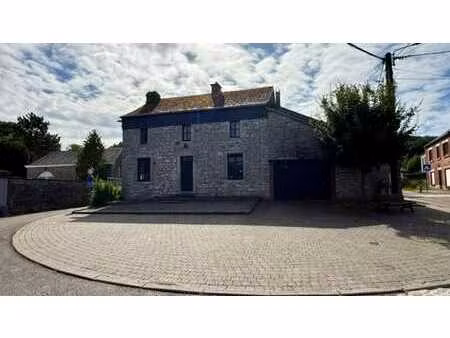 authentique maison en pierre située place la vaux à xhoris