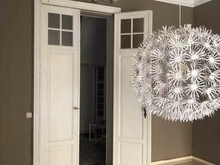 bureau lumineux proche du ring.