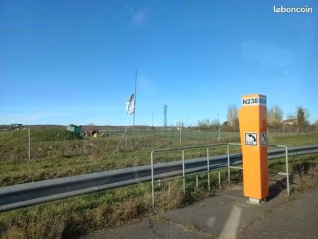 depuis l’a64 en zone industrielle terrain constructible